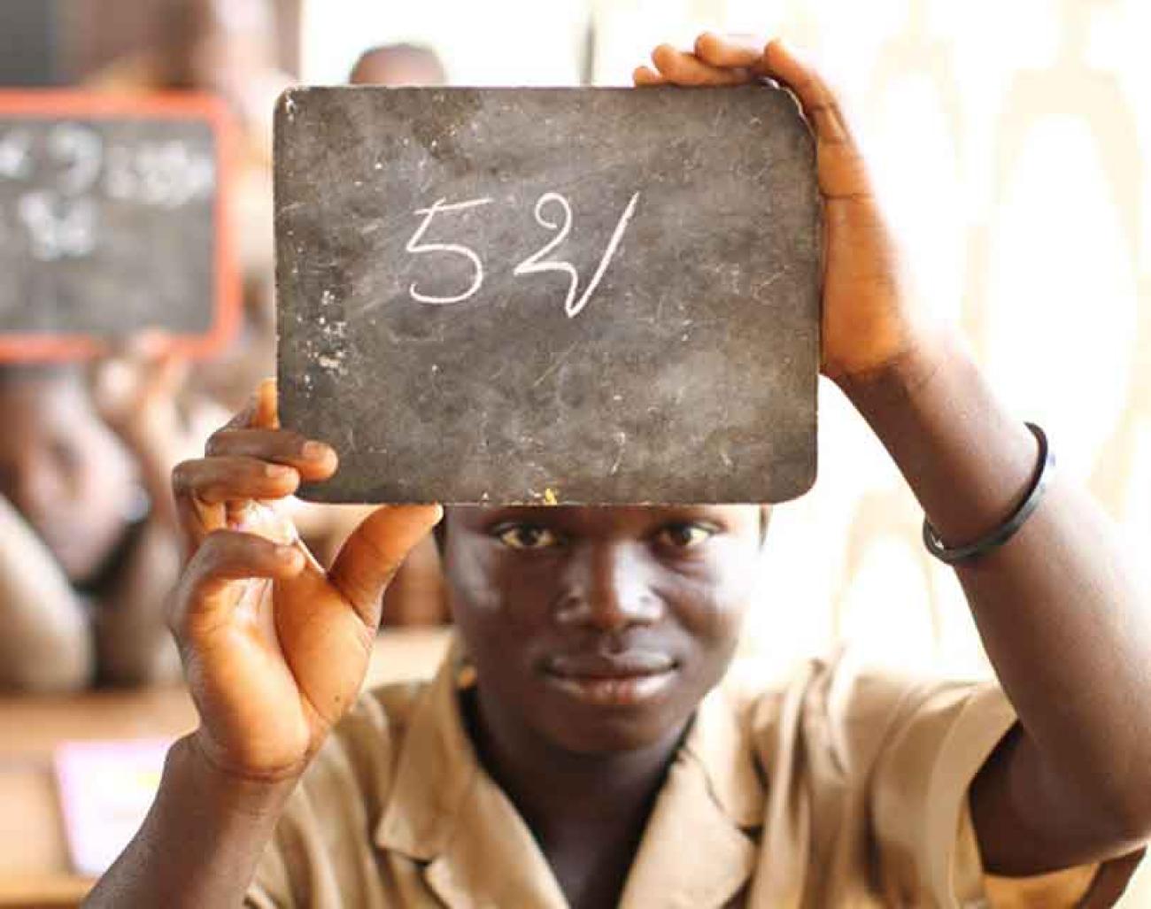 ​​​​​​​Robert, 13 ans, lors d'un cours de calcul à l'école de seconde chance à Zakpota, Bénin (Photo: UNICEF Bénin)