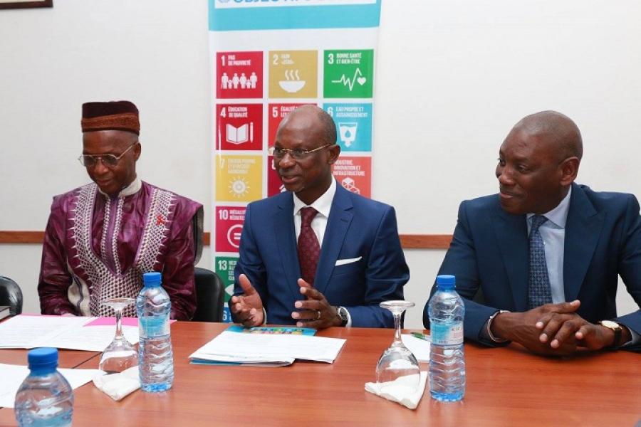 Le Directeur Régional Afrique de l’Ouest et du Centre, Mabingue NGOM, entouré du Coordonnateur Résident du SNU au Bénin, Siaka Coulibaly, et du Directeur Régional ONUSIDA, Djibril Diallo