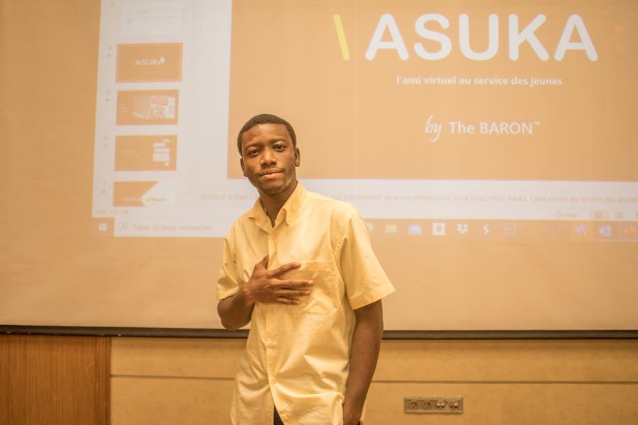 Alvin Kassa, l'un des deux jeunes initiateurs du projet « chatbot Asuka », qui permet aux jeunes d'accéder en ligne à des informations fiables sur la COVID-19.