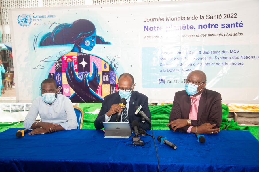 Cérémonie d’ouverture de la Foire aux Innovations au marché Dantokpa du 21 au 22 avril 2022. (De la gauche vers la droite), M. Razak YODOMA, Directeur des Relations Publiques de la SO.GE.MA, M. Salvator NIYONZIMA, Coordonnateur Résident du SNU et Dr Raoul SAIZONOU, Chef Bureau de l’OMS.