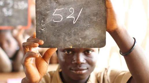 ​​​​​​​Robert, 13 ans, lors d'un cours de calcul à l'école de seconde chance à Zakpota, Bénin (Photo: UNICEF Bénin)